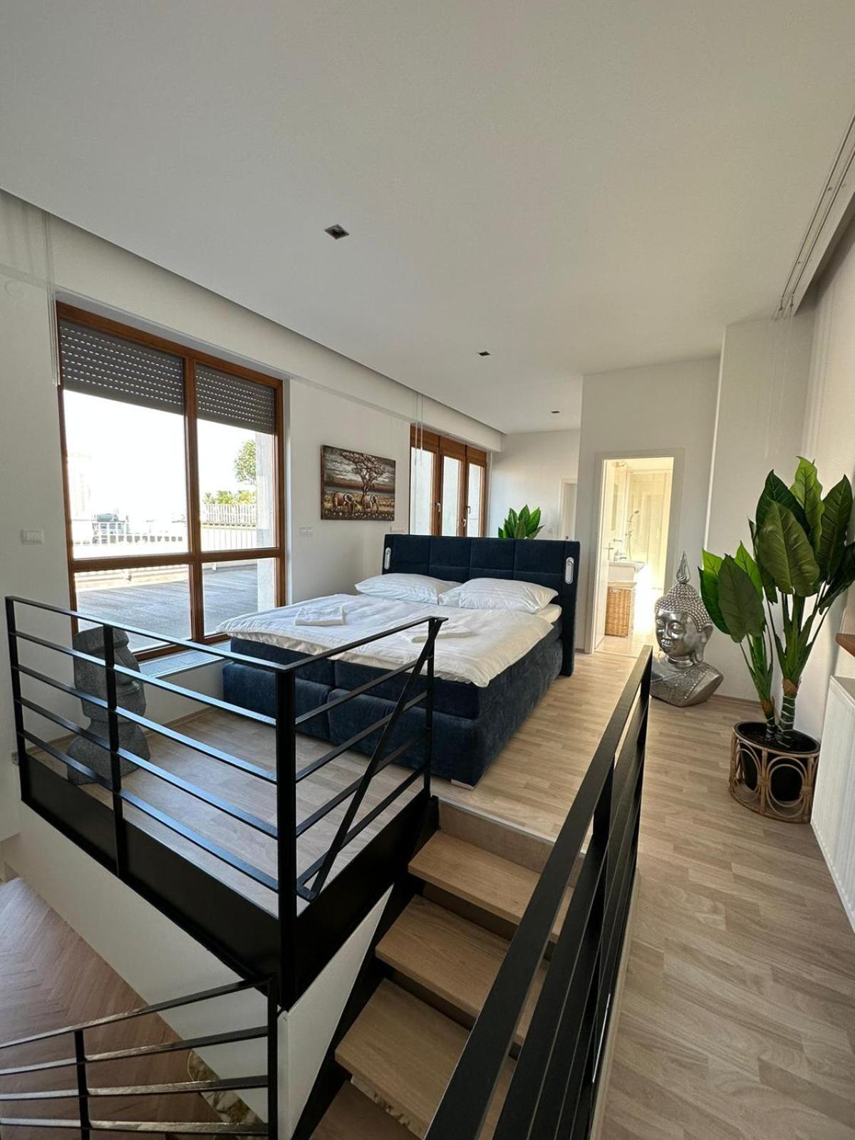 Apartamento Luxury Penthouse At The Historical Centre With Free Parking Bratislava Exterior foto